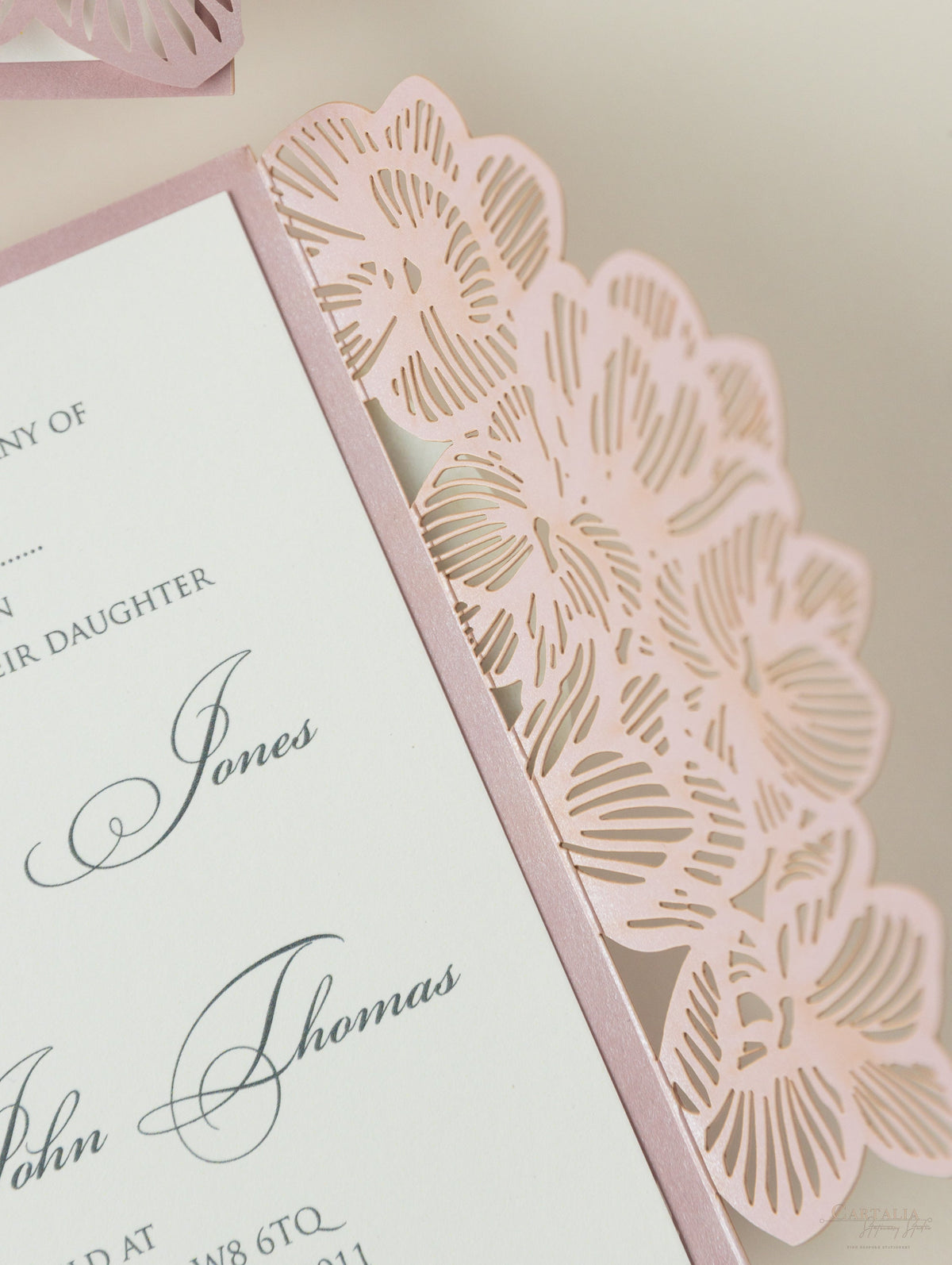 Intrincada invitación para la noche de boda en formato desplegable con corte láser y orquídeas