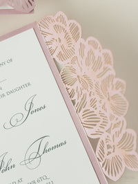 Intrincada invitación para la noche de boda en formato desplegable con corte láser y orquídeas