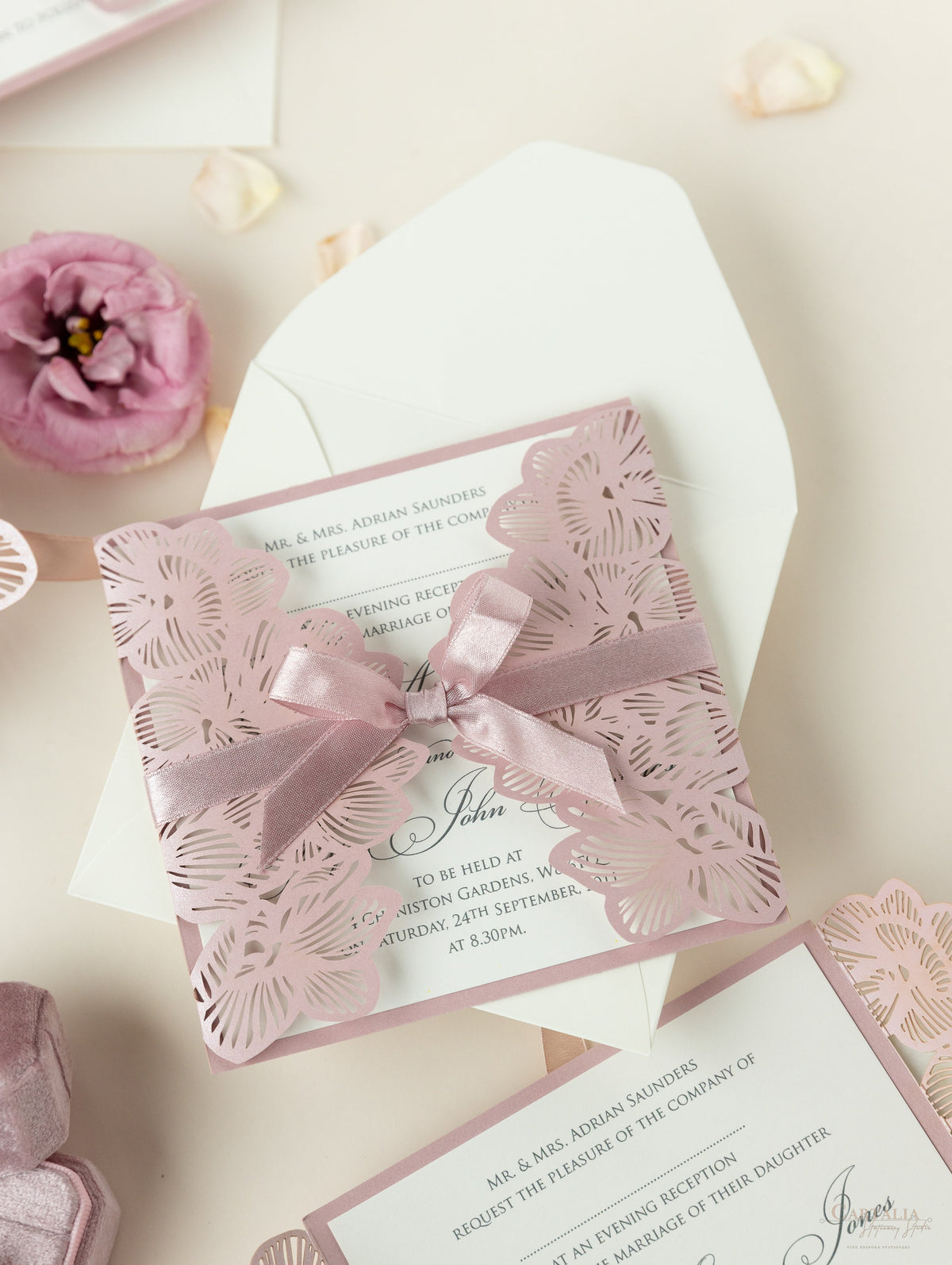 Intrincada invitación para la noche de boda en formato desplegable con corte láser y orquídeas