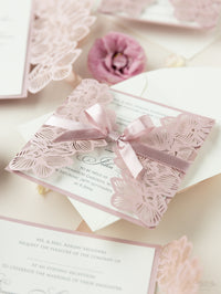 Intrincada invitación para la noche de boda en formato desplegable con corte láser y orquídeas