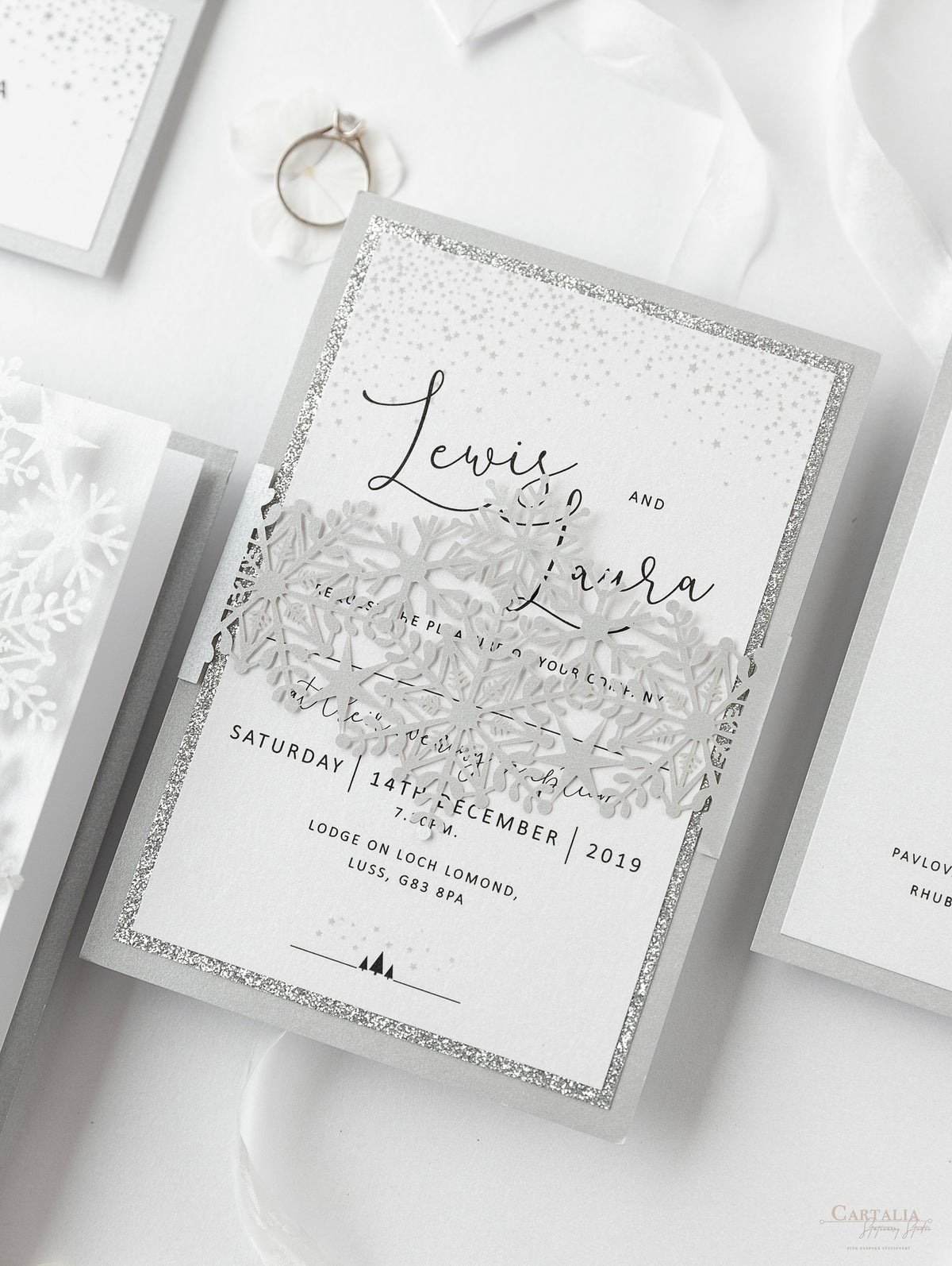 Invitación de noche de boda con banda cortada con láser y copo de nieve de invierno blanco con respaldo de purpurina