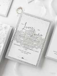 Invitación de noche de boda con banda cortada con láser y copo de nieve de invierno blanco con respaldo de purpurina