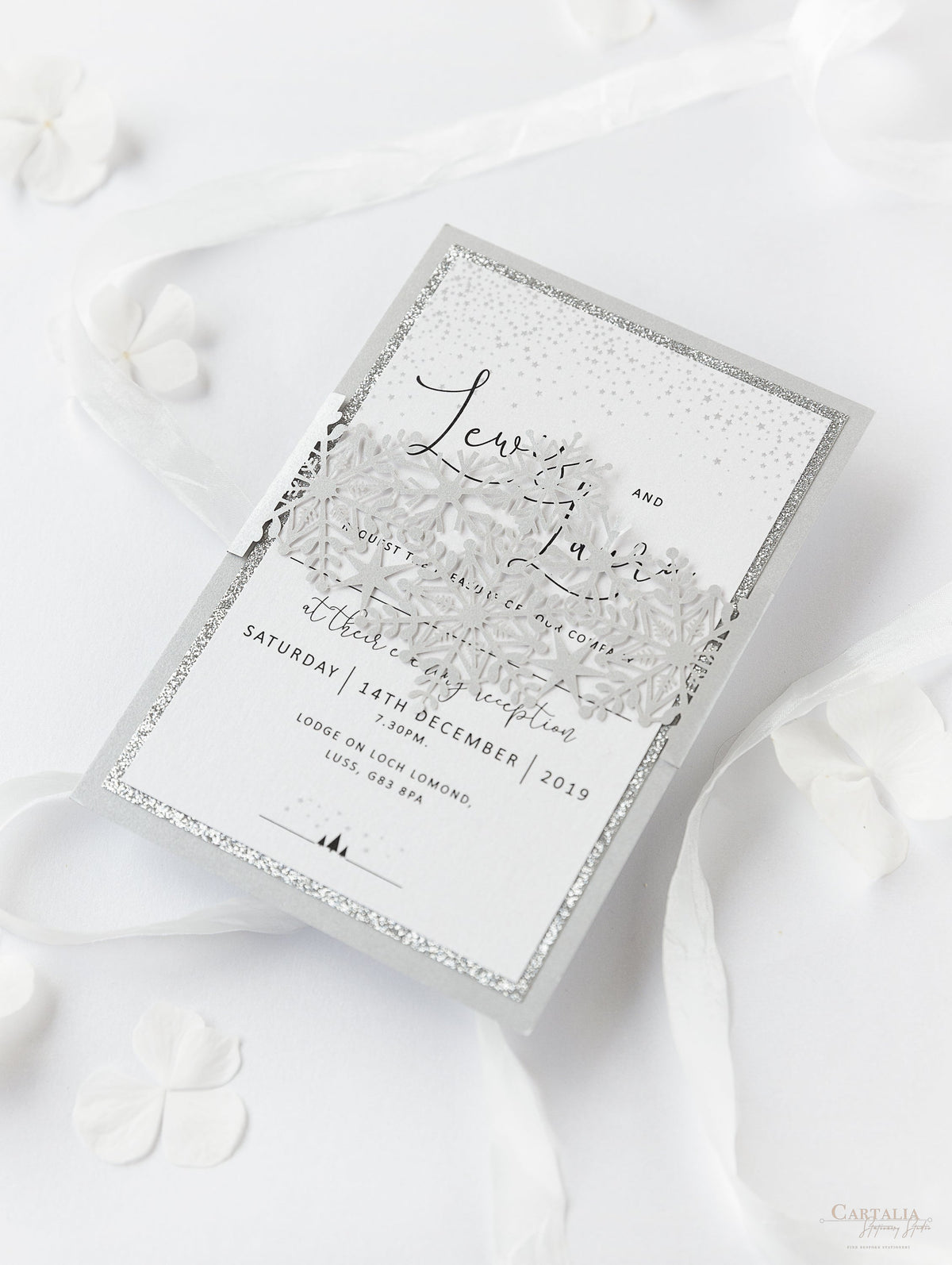 Invitación de noche de boda con banda cortada con láser y copo de nieve de invierno blanco con respaldo de purpurina