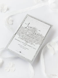 Invitación de noche de boda con banda cortada con láser y copo de nieve de invierno blanco con respaldo de purpurina