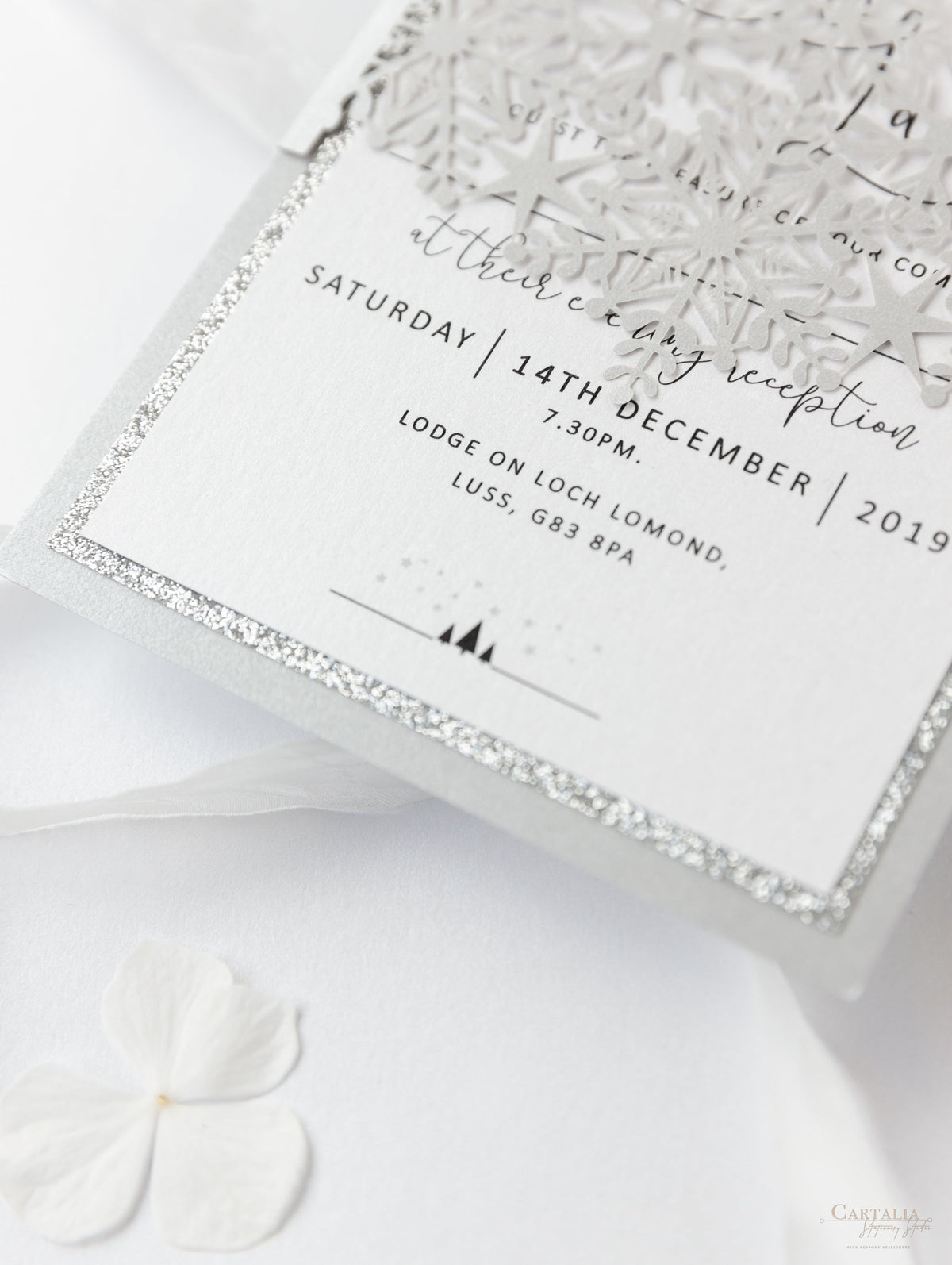 Invitación de noche de boda con banda cortada con láser y copo de nieve de invierno blanco con respaldo de purpurina