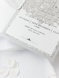 Invitación de noche de boda con banda cortada con láser y copo de nieve de invierno blanco con respaldo de purpurina