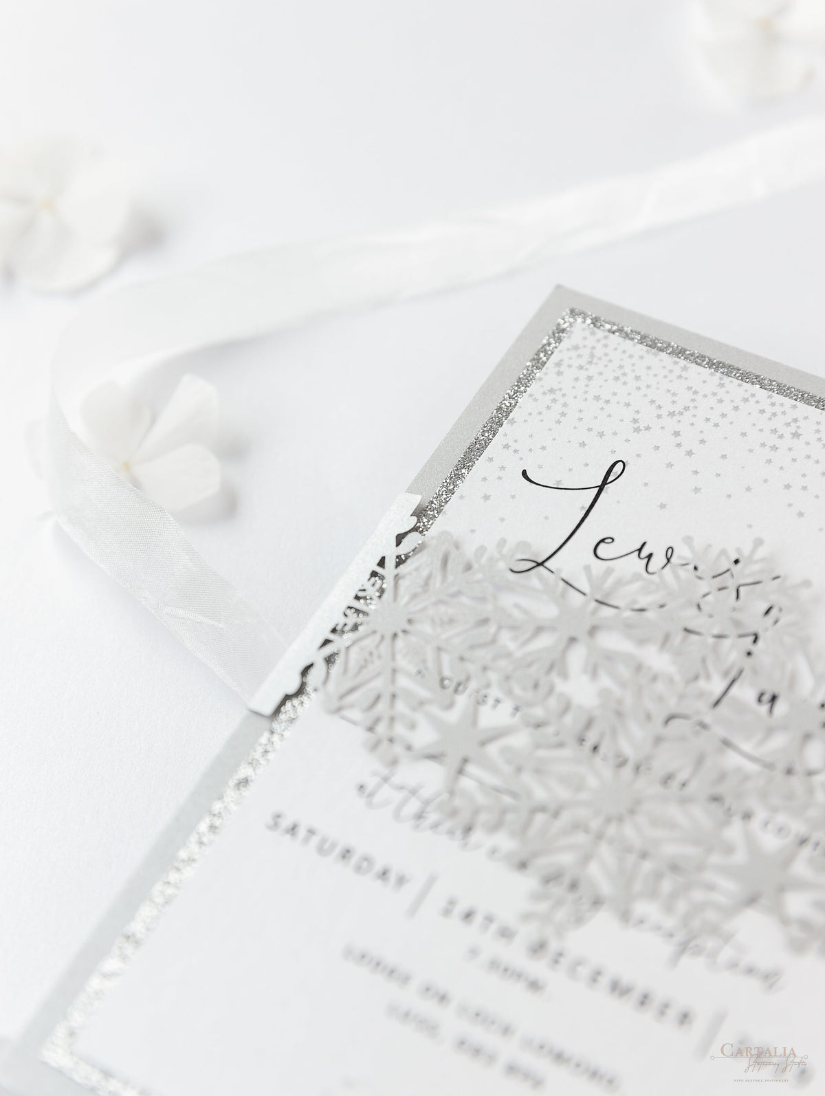 Invitación de noche de boda con banda cortada con láser y copo de nieve de invierno blanco con respaldo de purpurina