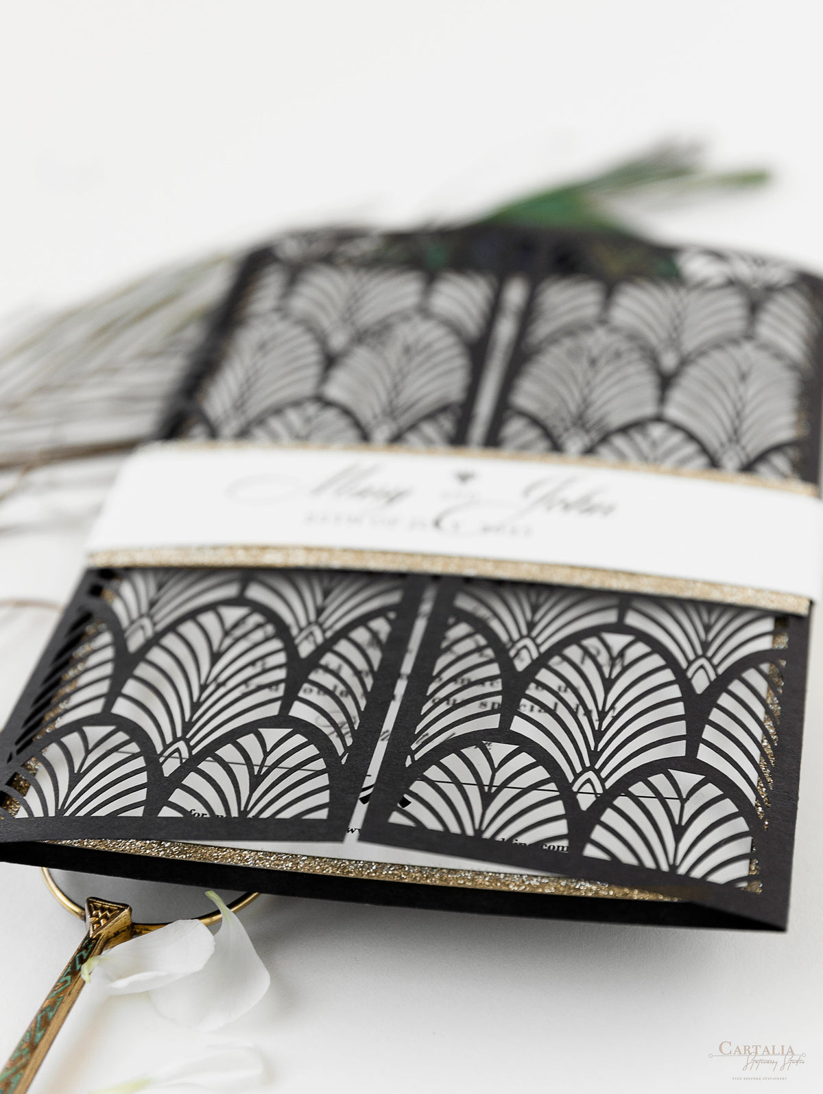 Invitación de lujo brillante Art Deco de los años 20 Gatsby Gate cortada con láser para el día de la boda con sobres dorados