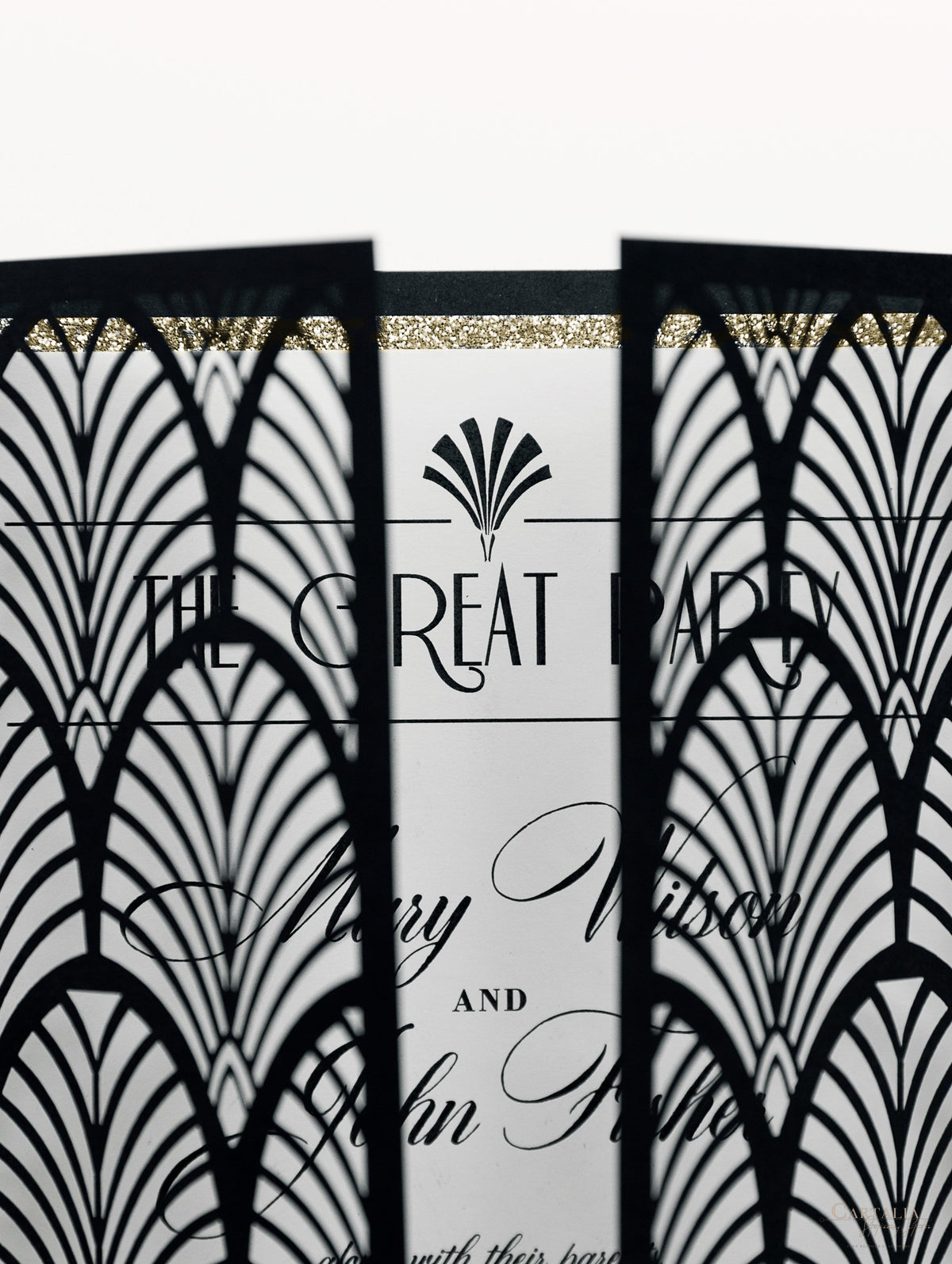 Invitación de lujo brillante Art Deco de los años 20 Gatsby Gate cortada con láser para el día de la boda con sobres dorados