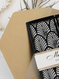 Invitación de lujo brillante Art Deco de los años 20 Gatsby Gate cortada con láser para el día de la boda con sobres dorados