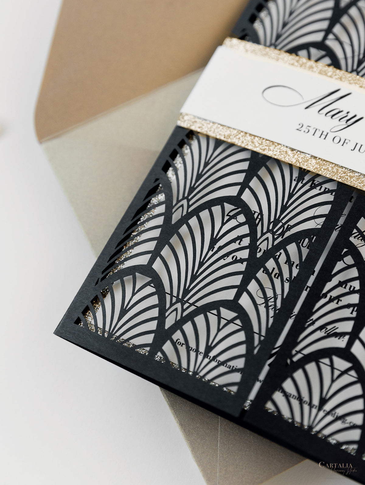 Invitación de lujo brillante Art Deco de los años 20 Gatsby Gate cortada con láser para el día de la boda con sobres dorados
