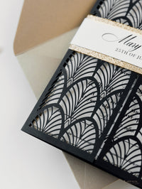 Invitación de lujo brillante Art Deco de los años 20 Gatsby Gate cortada con láser para el día de la boda con sobres dorados
