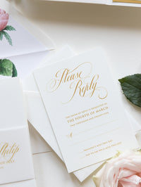 Invito tascabile di lusso in lamina d'oro e rose romantiche color crema con fascia in pergamena + buste