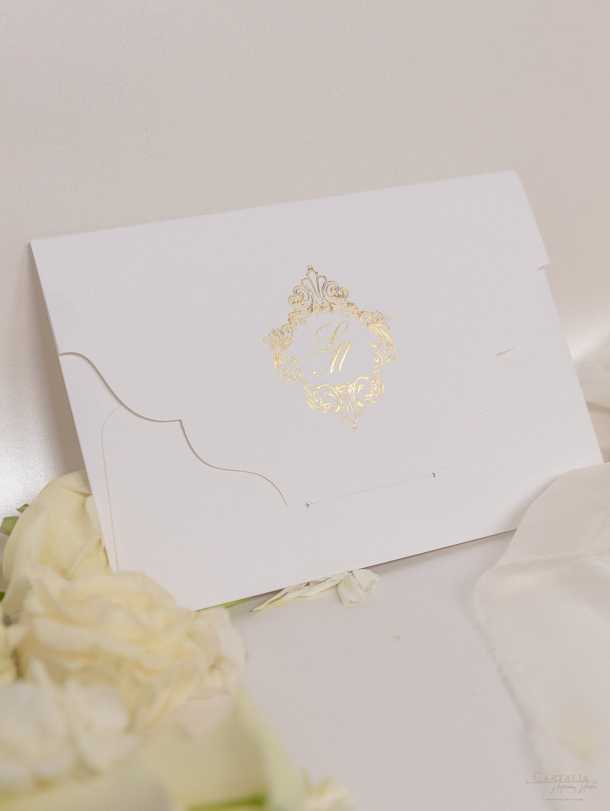 Suite di lusso tascabile in lamina d'oro Invito serale abbinato con monogramma in lamina d'oro + busta personalizzata fustellata