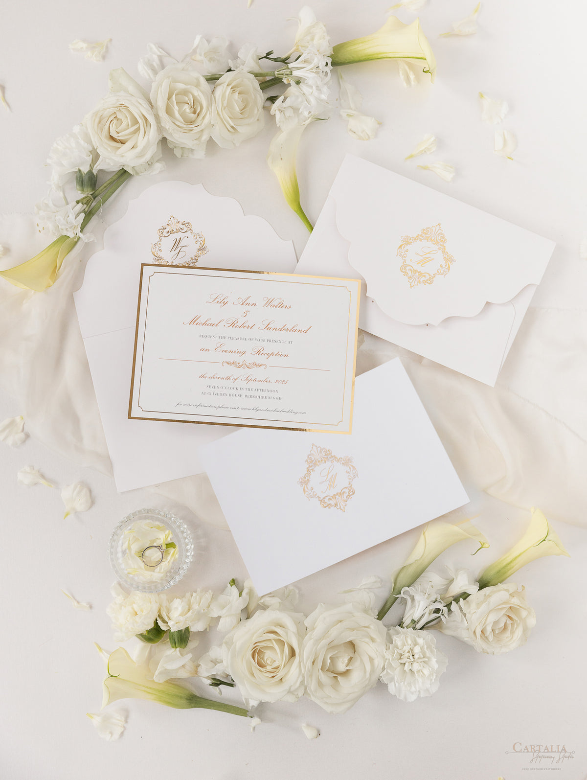 Suite di lusso tascabile in lamina d'oro Invito serale abbinato con monogramma in lamina d'oro + busta personalizzata fustellata
