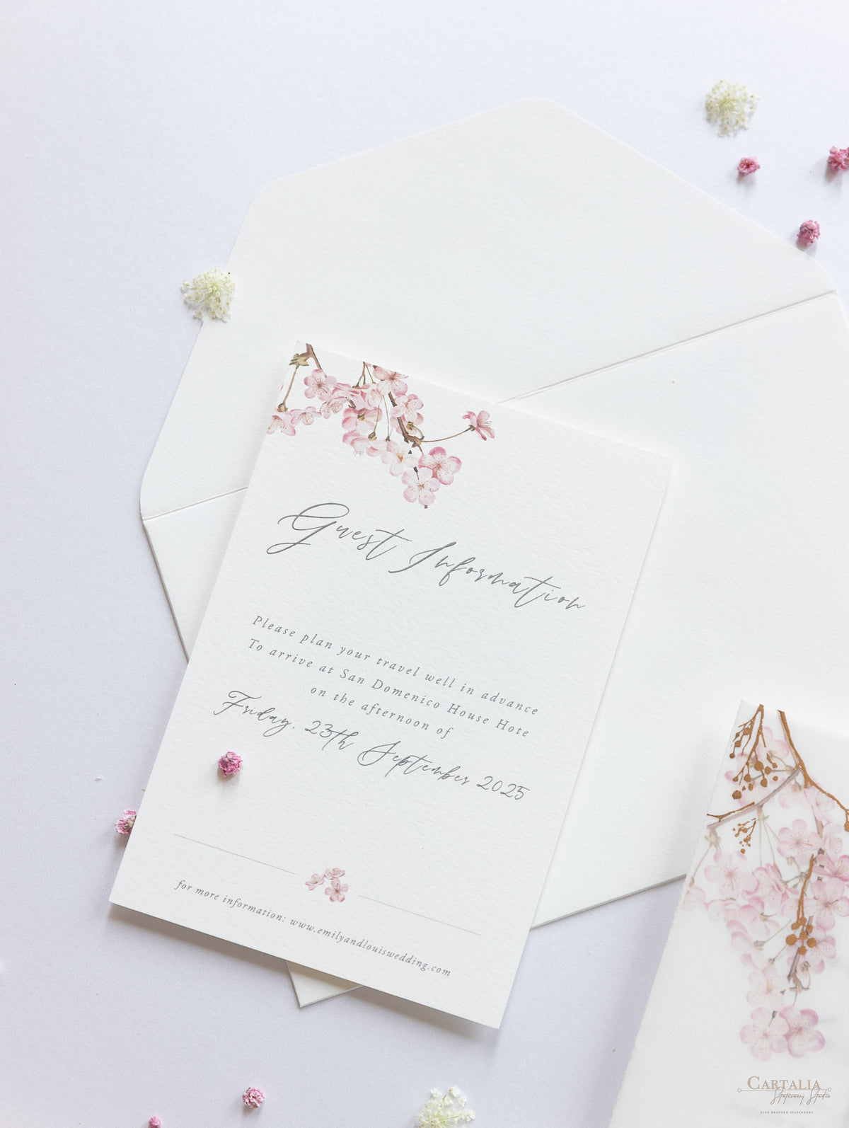 Conjunto moderno de vitela/pergamino en capas con cerezo en flor y lámina de oro rosa