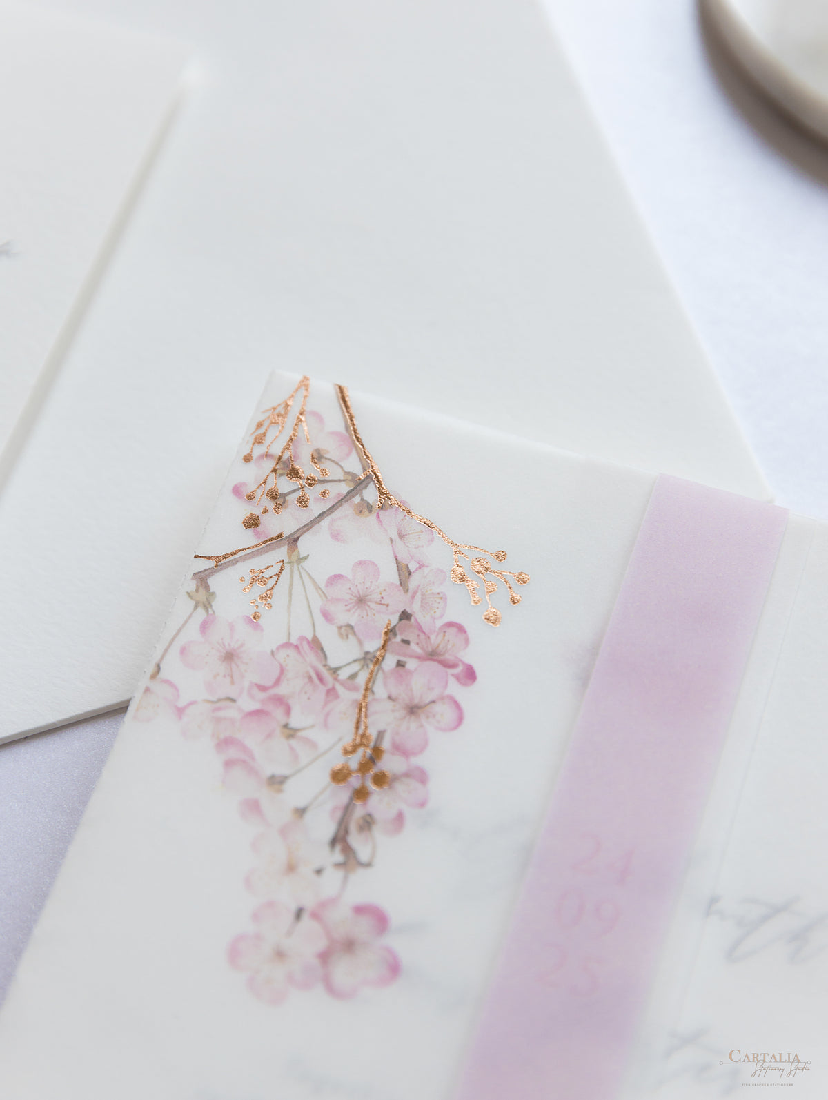 Conjunto moderno de vitela/pergamino en capas con cerezo en flor y lámina de oro rosa