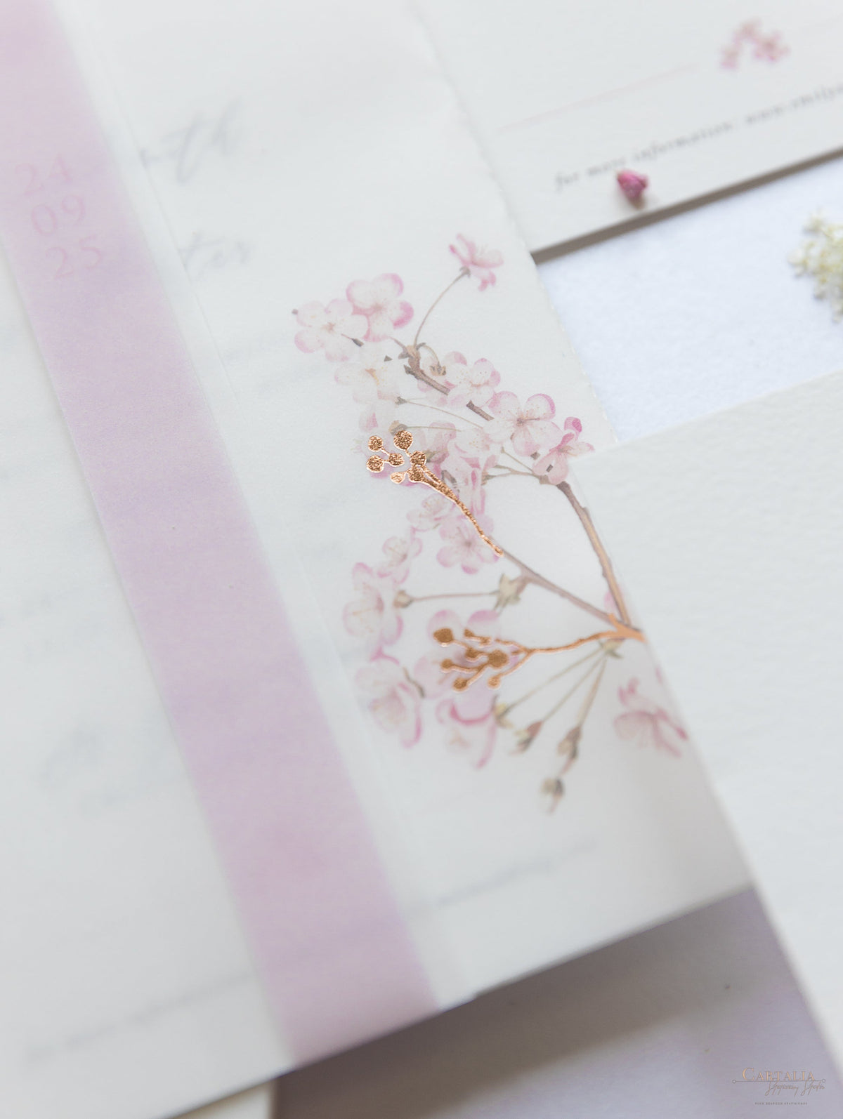 Conjunto moderno de vitela/pergamino en capas con cerezo en flor y lámina de oro rosa