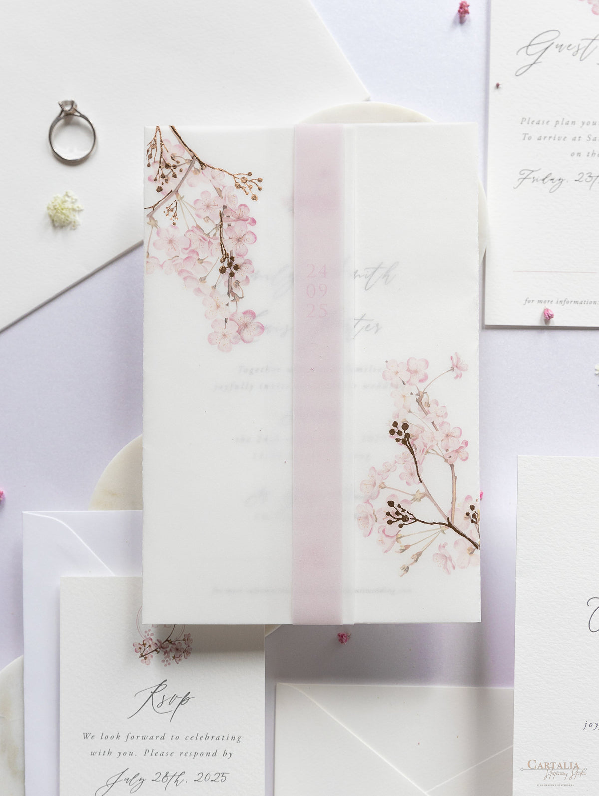 Conjunto moderno de vitela/pergamino en capas con cerezo en flor y lámina de oro rosa