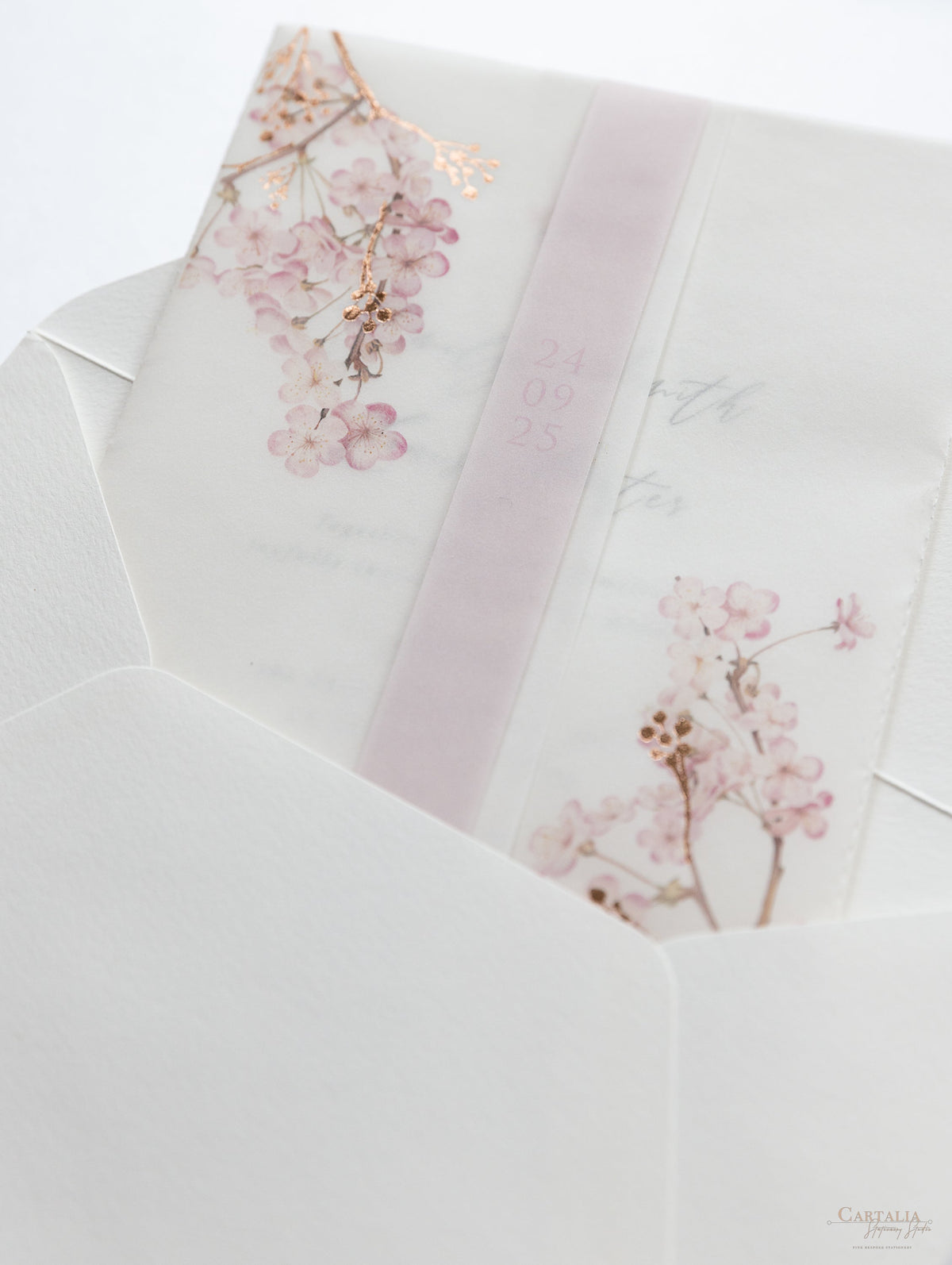 Conjunto moderno de vitela/pergamino en capas con cerezo en flor y lámina de oro rosa