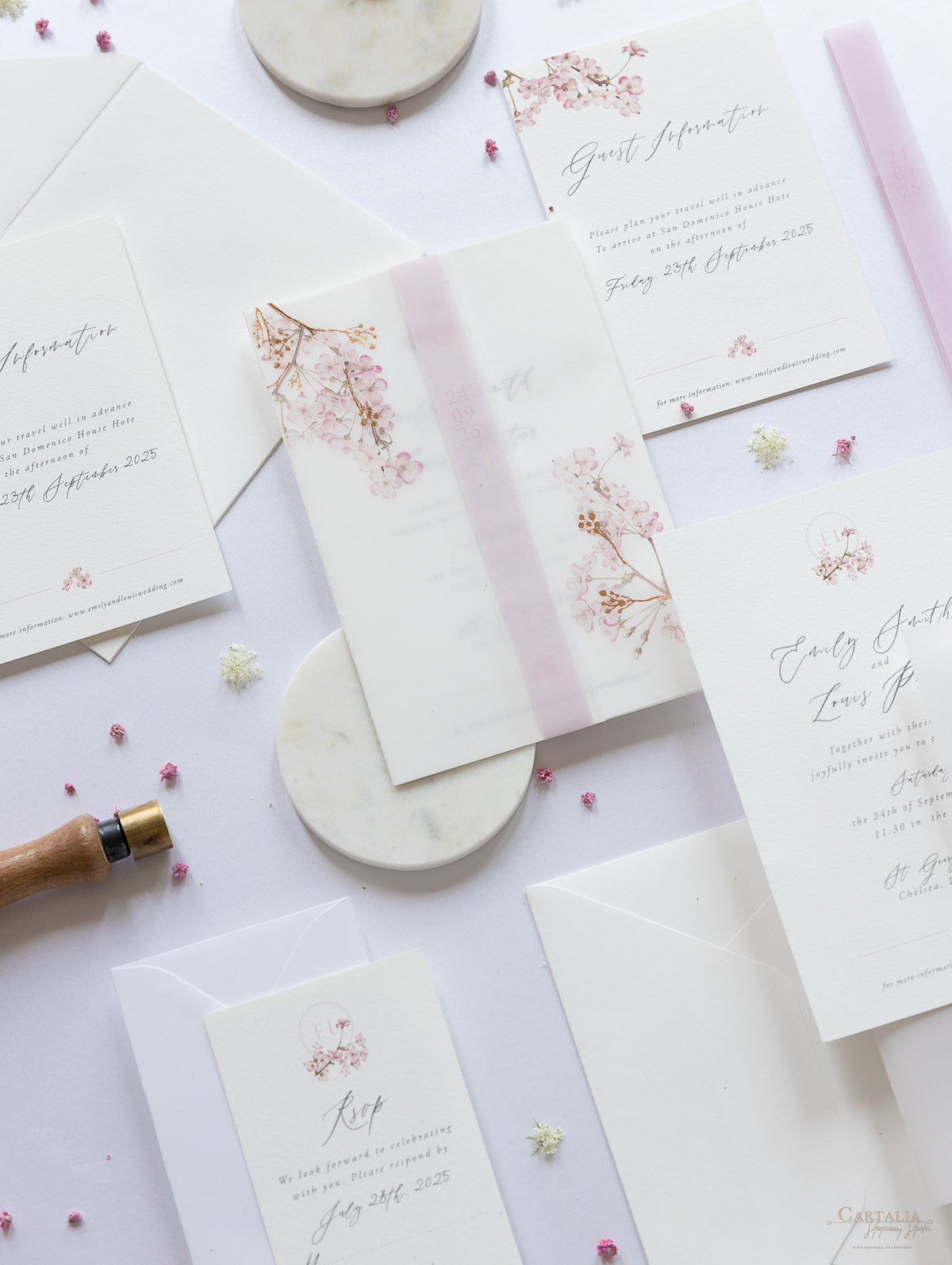Conjunto moderno de vitela/pergamino en capas con cerezo en flor y lámina de oro rosa