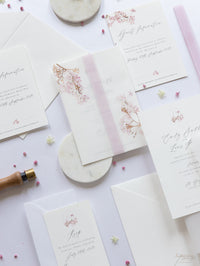Conjunto moderno de vitela/pergamino en capas con cerezo en flor y lámina de oro rosa