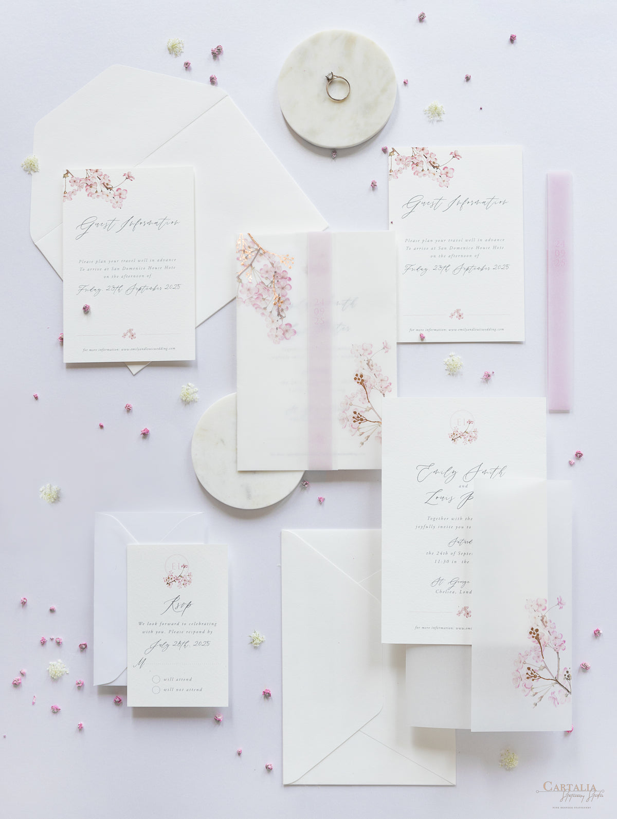 Conjunto moderno de vitela/pergamino en capas con cerezo en flor y lámina de oro rosa