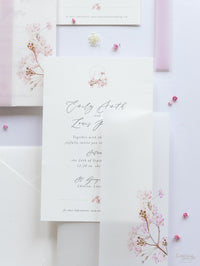 Conjunto moderno de vitela/pergamino en capas con cerezo en flor y lámina de oro rosa