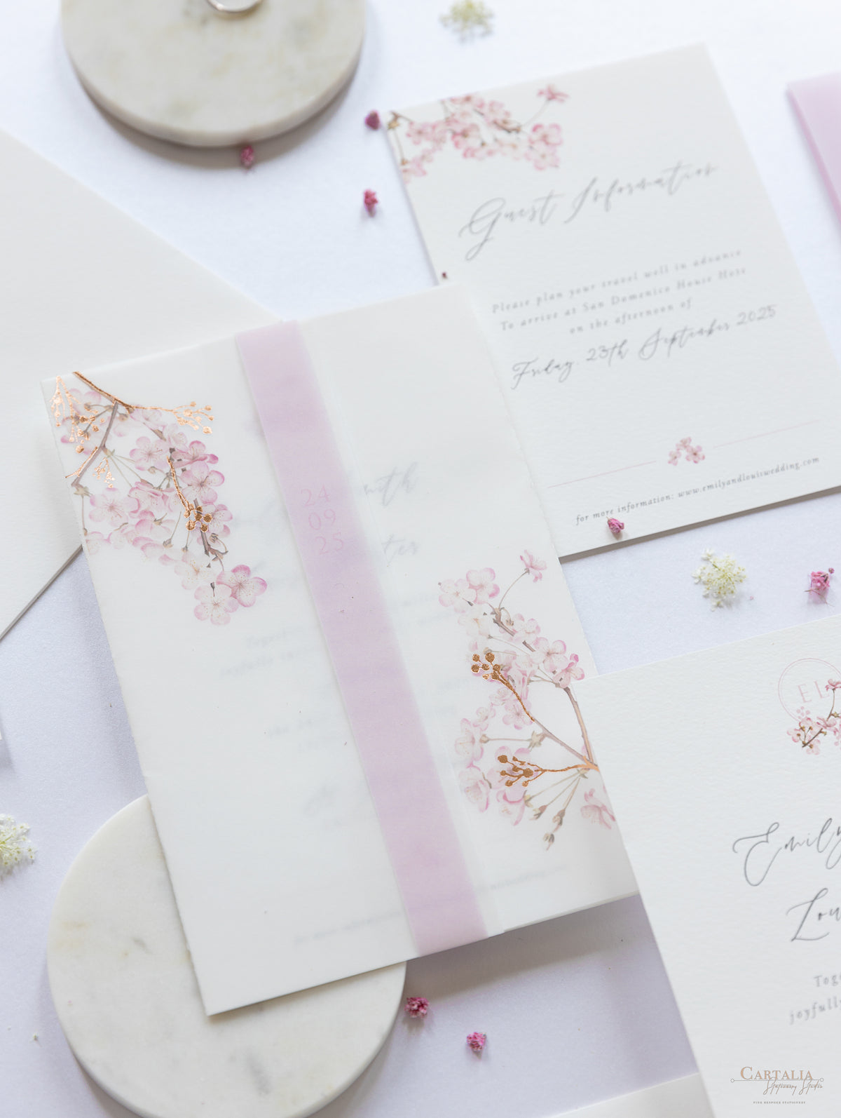 Conjunto moderno de vitela/pergamino en capas con cerezo en flor y lámina de oro rosa