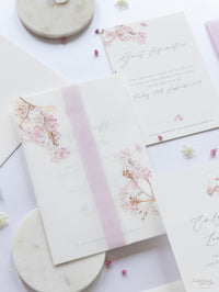 Conjunto moderno de vitela/pergamino en capas con cerezo en flor y lámina de oro rosa
