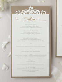 Menu di lusso con piastra tagliata al laser in oro antico opulenza