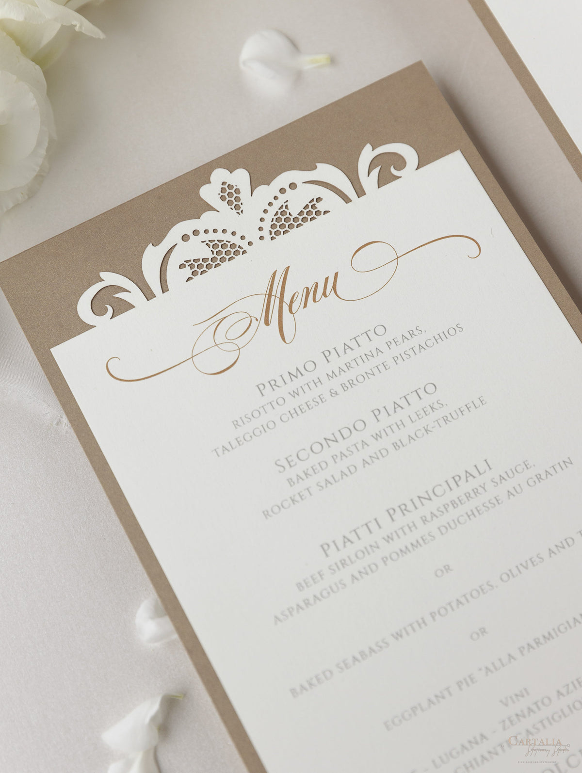 Menu di lusso con piastra tagliata al laser in oro antico opulenza