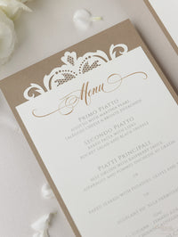 Menu di lusso con piastra tagliata al laser in oro antico opulenza