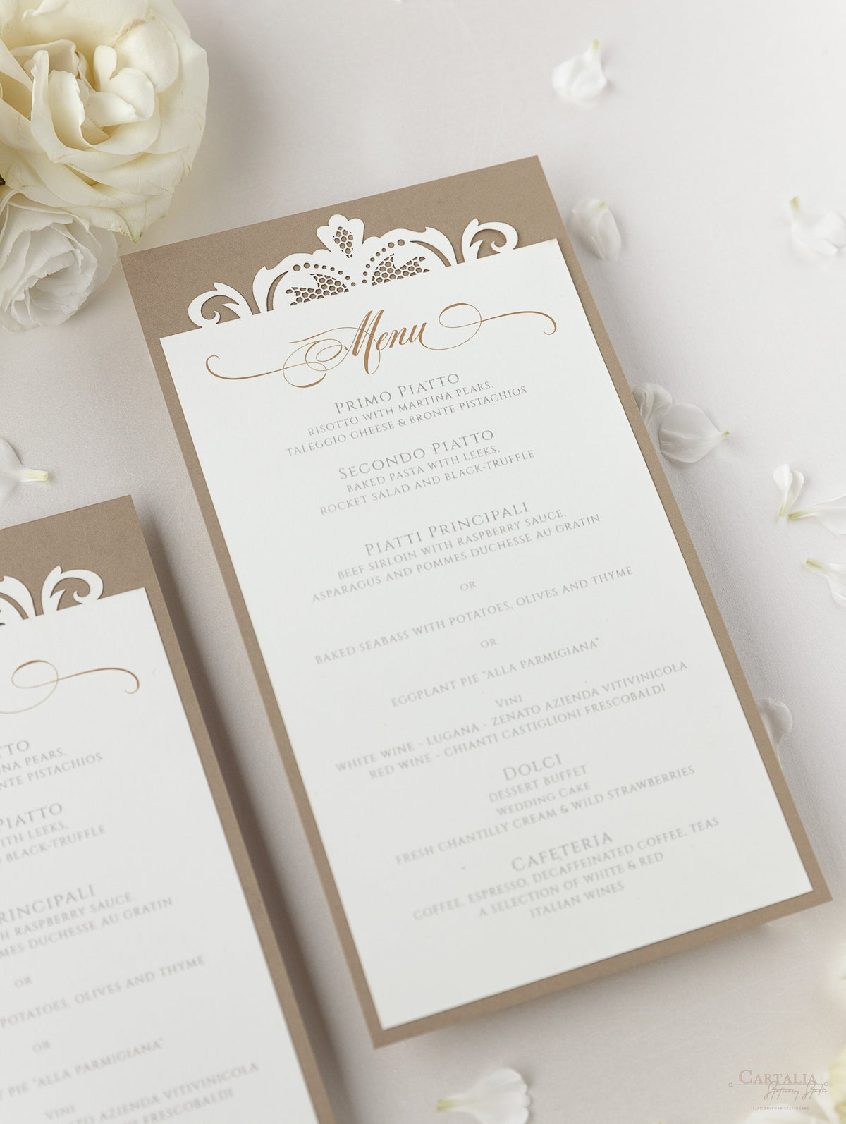 Menu di lusso con piastra tagliata al laser in oro antico opulenza