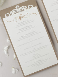 Menu di lusso con piastra tagliata al laser in oro antico opulenza