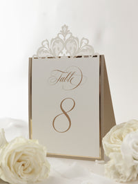 Numero da tavolo Old Gold Opulence con supporto a specchio dorato
