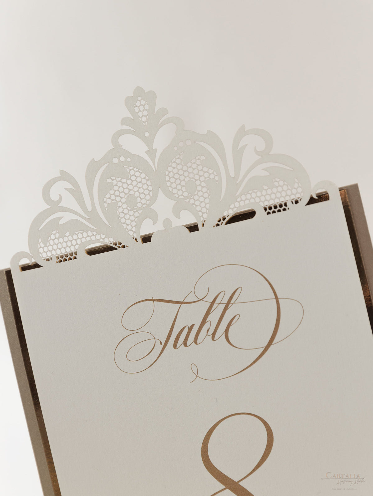 Numero da tavolo Old Gold Opulence con supporto a specchio dorato