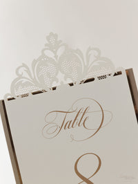 Numero da tavolo Old Gold Opulence con supporto a specchio dorato