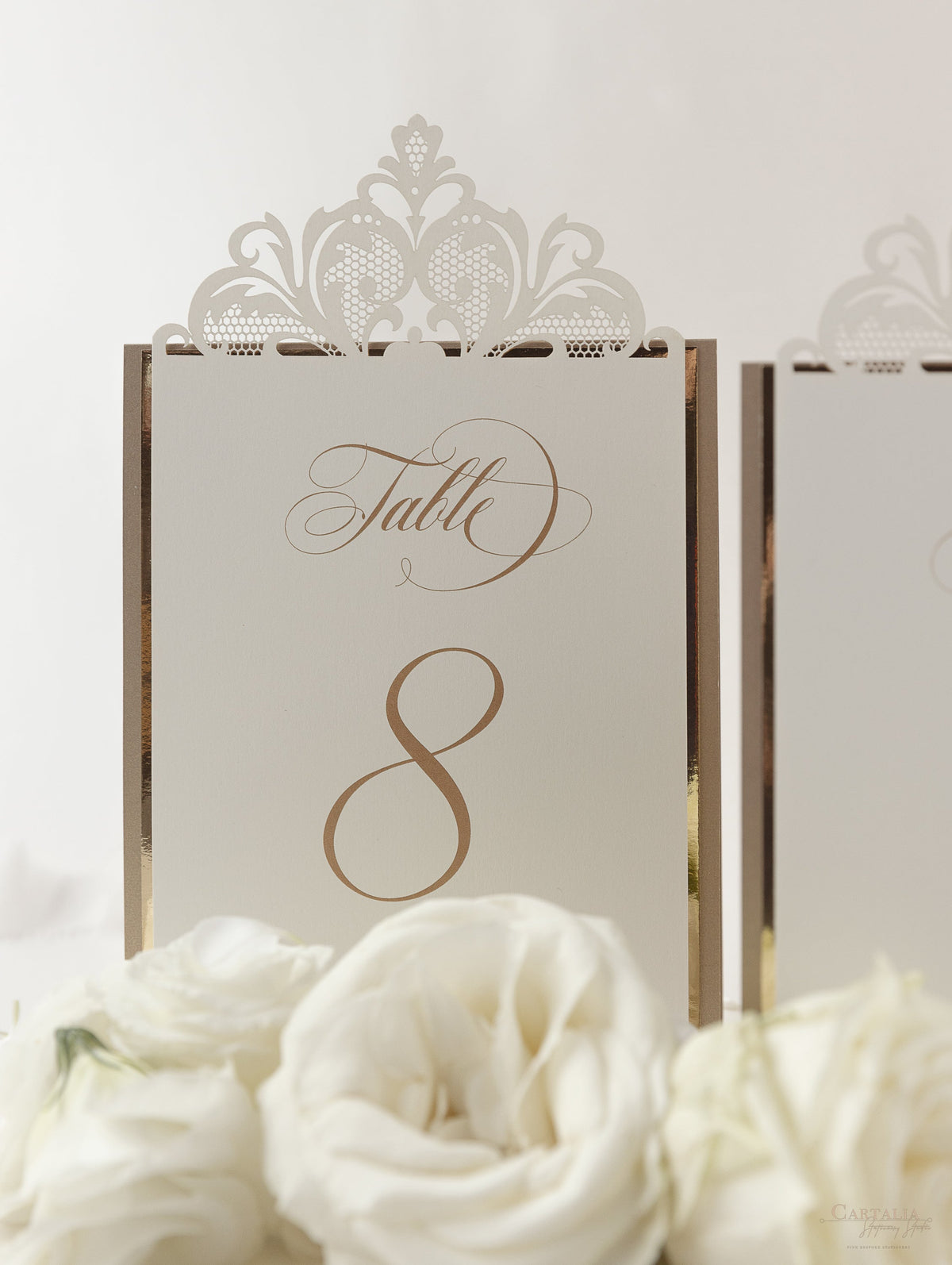 Numero da tavolo Old Gold Opulence con supporto a specchio dorato