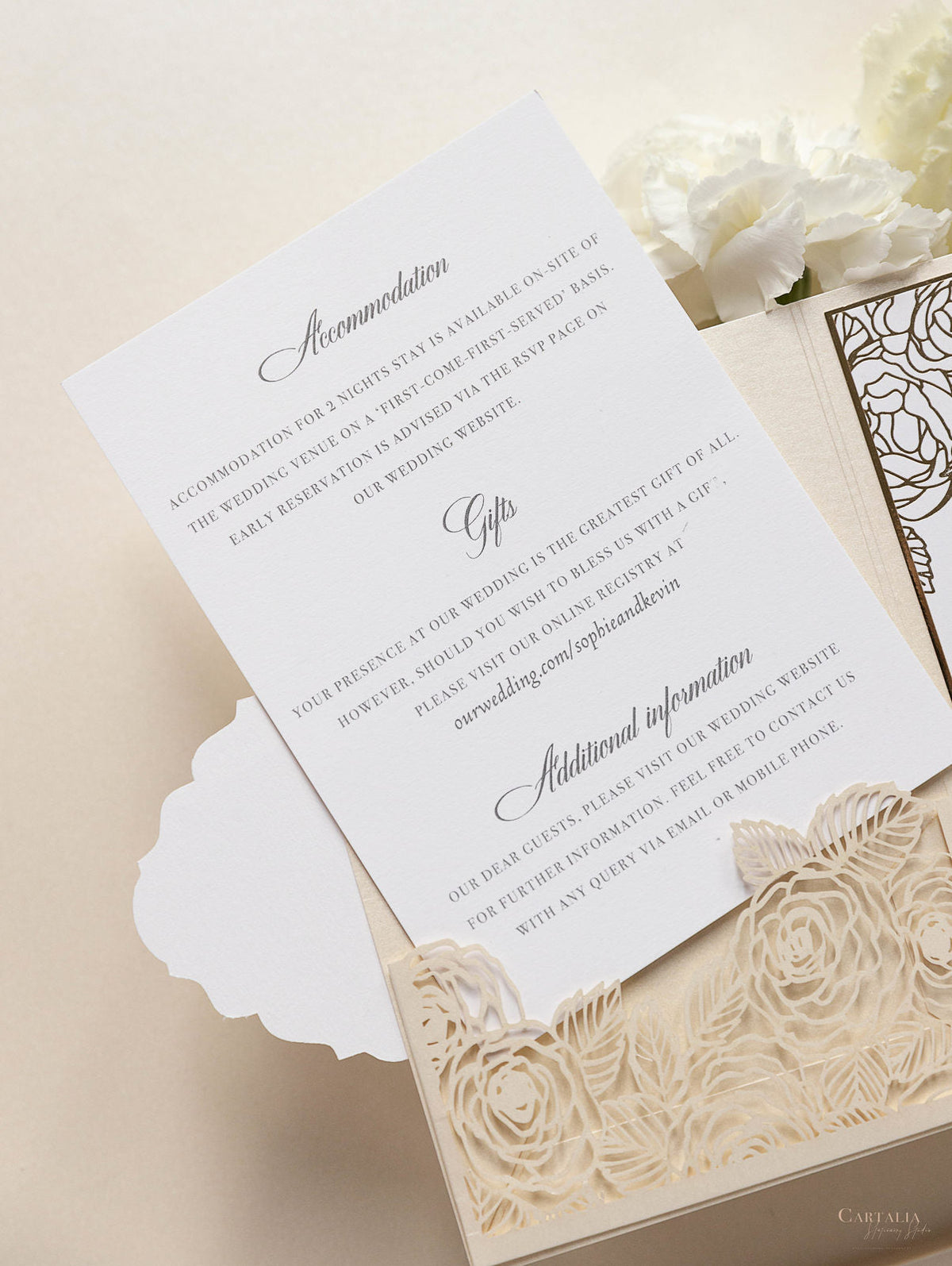 Suite pieghevole per invito in lamina d'oro con rose di lusso per il giorno del matrimonio, RSVP, scheda informativa con tasca tagliata al laser, scritta calligrafica