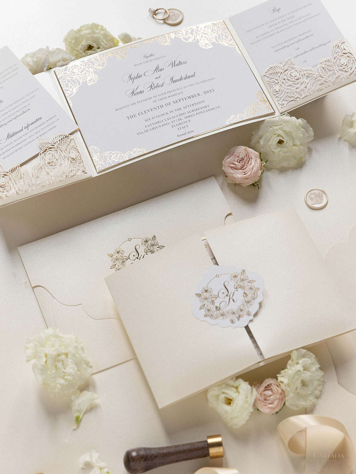 Suite pieghevole per invito in lamina d'oro con rose di lusso per il giorno del matrimonio, RSVP, scheda informativa con tasca tagliata al laser, scritta calligrafica