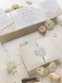 Suite pieghevole per invito in lamina d'oro con rose di lusso per il giorno del matrimonio, RSVP, scheda informativa con tasca tagliata al laser, scritta calligrafica