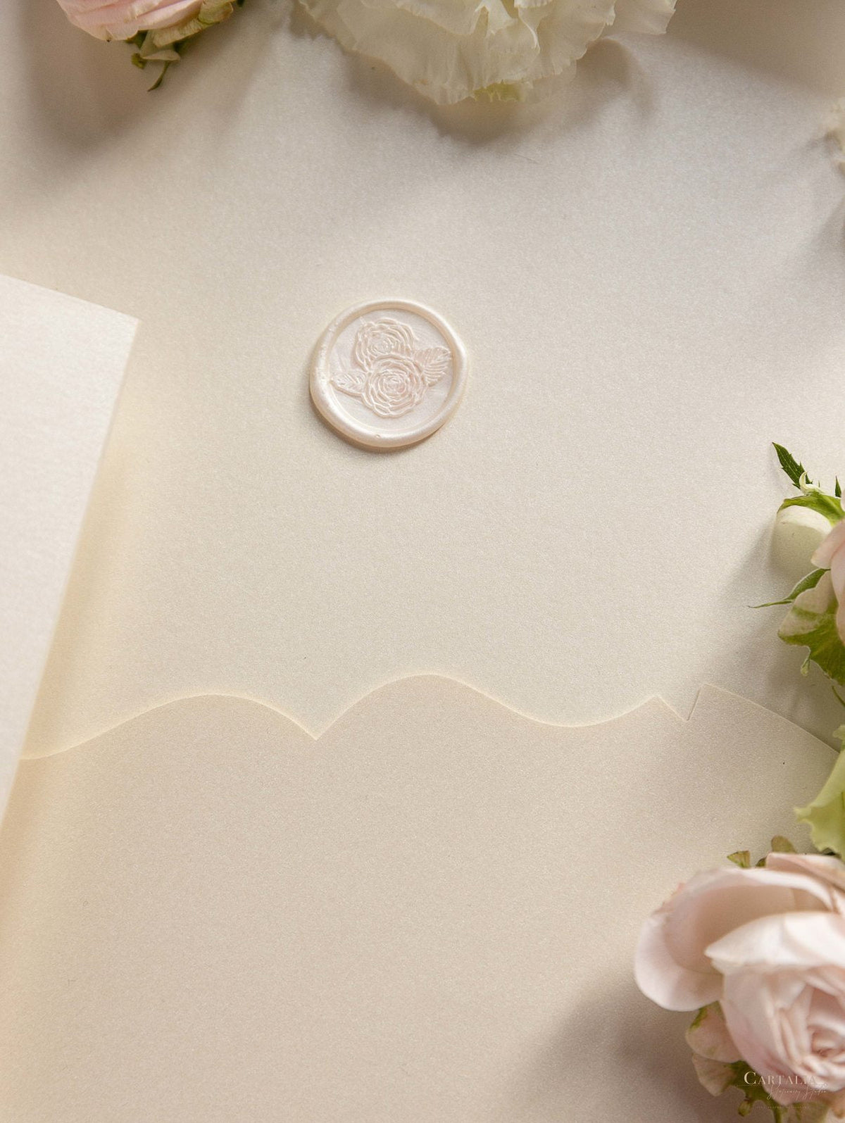 Suite pieghevole per invito in lamina d'oro con rose di lusso per il giorno del matrimonio, RSVP, scheda informativa con tasca tagliata al laser, scritta calligrafica