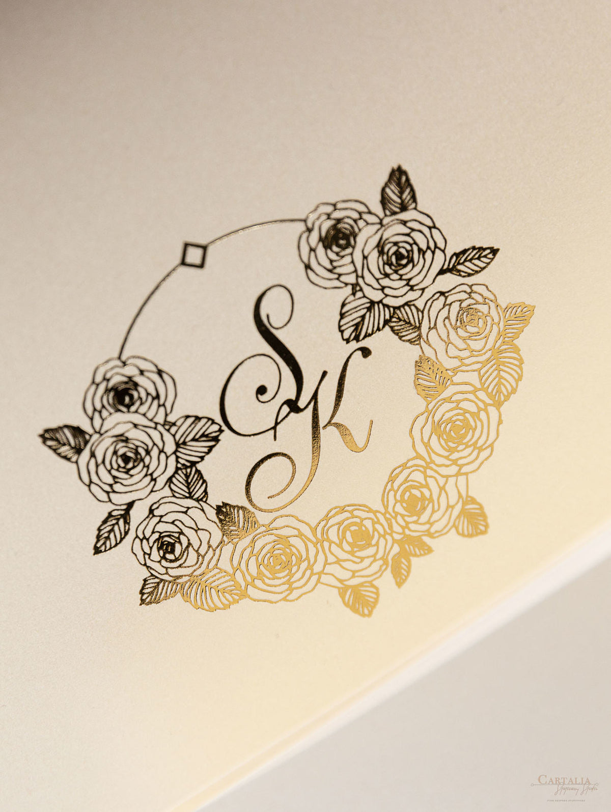 Suite pieghevole per invito in lamina d'oro con rose di lusso per il giorno del matrimonio, RSVP, scheda informativa con tasca tagliata al laser, scritta calligrafica
