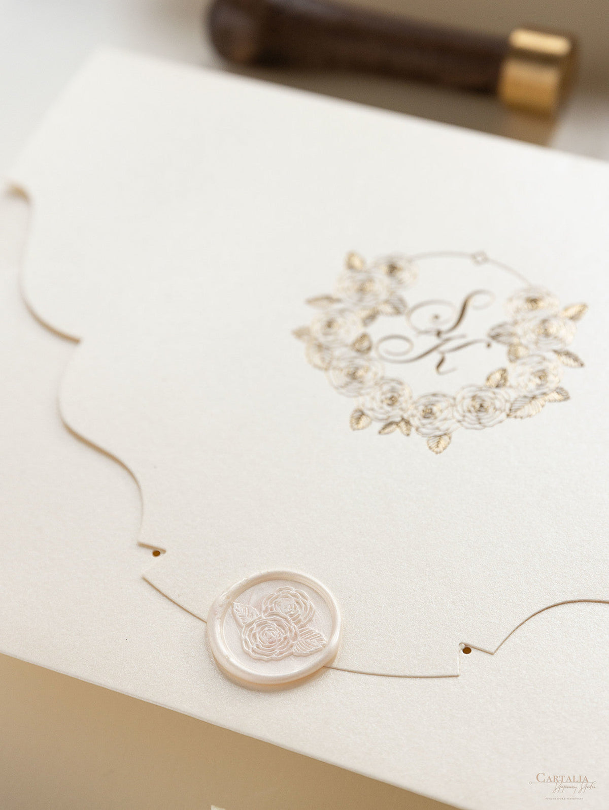 Suite pieghevole per invito in lamina d'oro con rose di lusso per il giorno del matrimonio, RSVP, scheda informativa con tasca tagliata al laser, scritta calligrafica