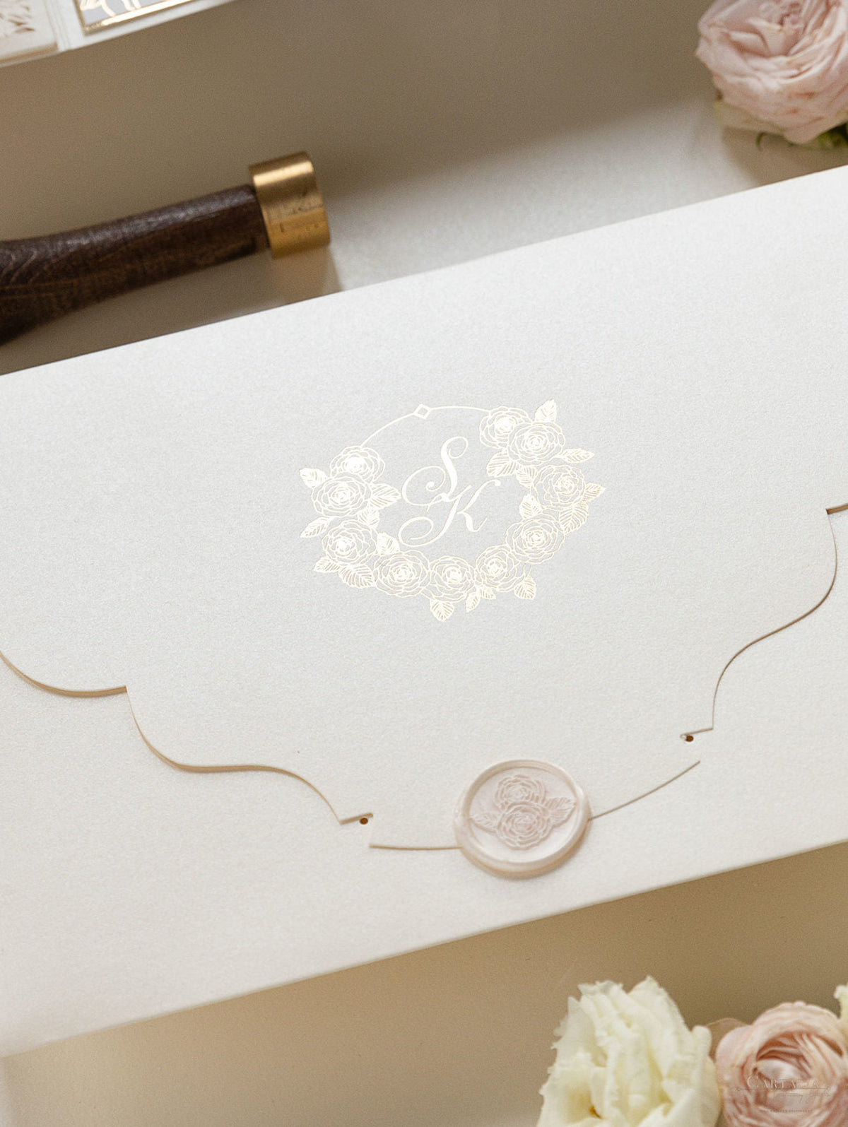 Suite pieghevole per invito in lamina d'oro con rose di lusso per il giorno del matrimonio, RSVP, scheda informativa con tasca tagliata al laser, scritta calligrafica