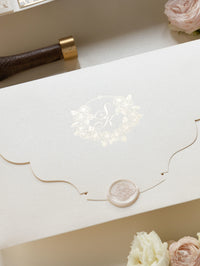 Suite pieghevole per invito in lamina d'oro con rose di lusso per il giorno del matrimonio, RSVP, scheda informativa con tasca tagliata al laser, scritta calligrafica