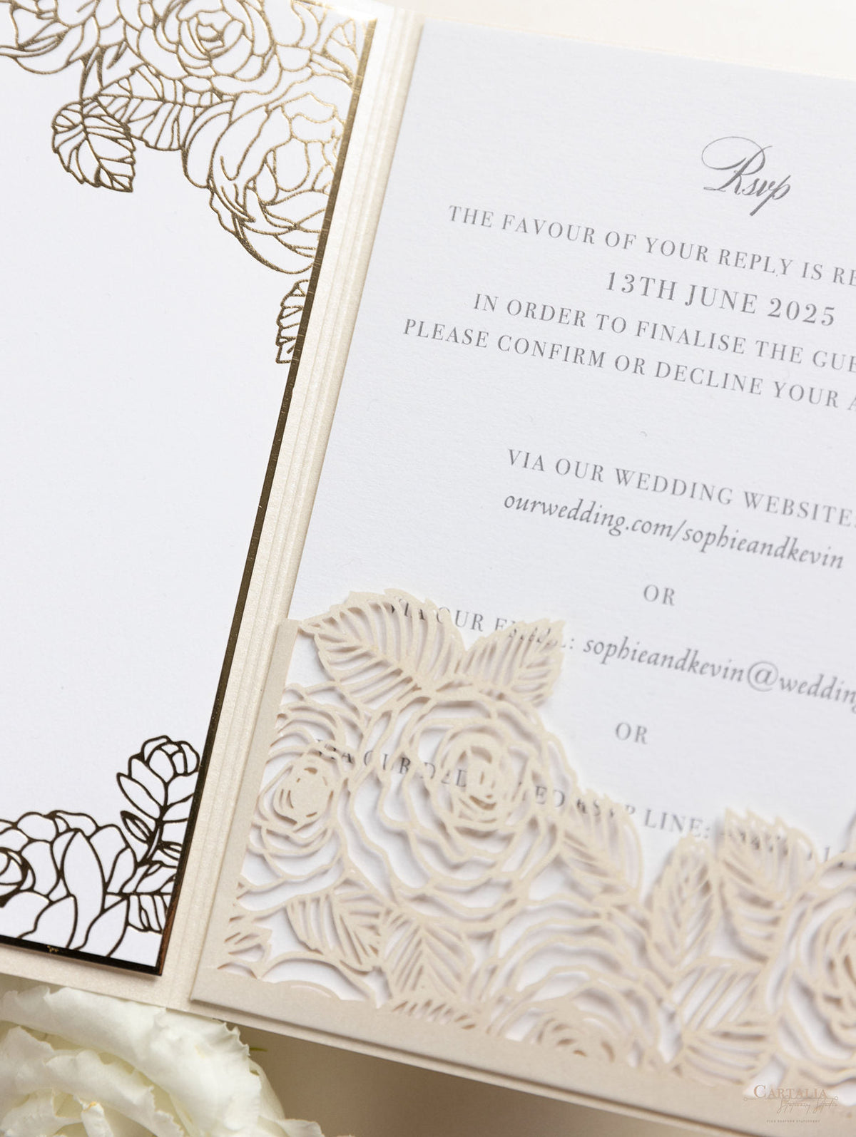 Suite pieghevole per invito in lamina d'oro con rose di lusso per il giorno del matrimonio, RSVP, scheda informativa con tasca tagliata al laser, scritta calligrafica
