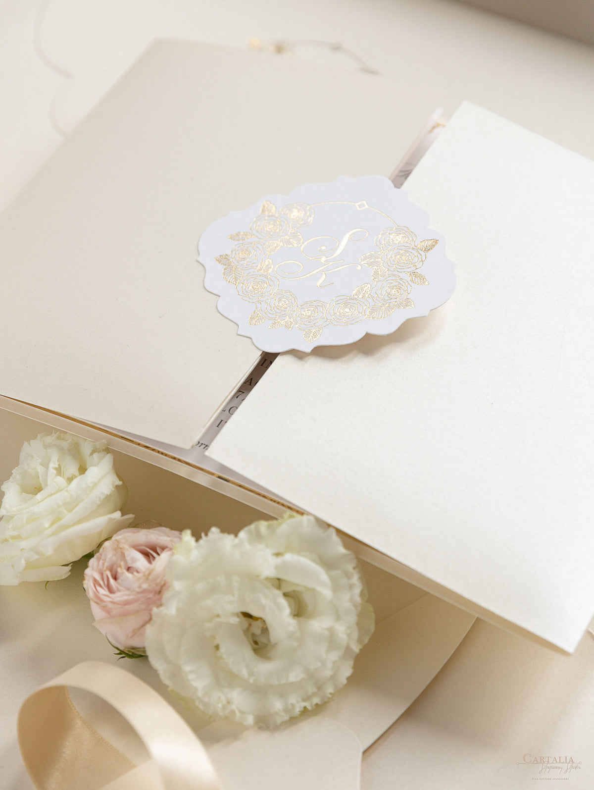 Suite pieghevole per invito in lamina d'oro con rose di lusso per il giorno del matrimonio, RSVP, scheda informativa con tasca tagliata al laser, scritta calligrafica