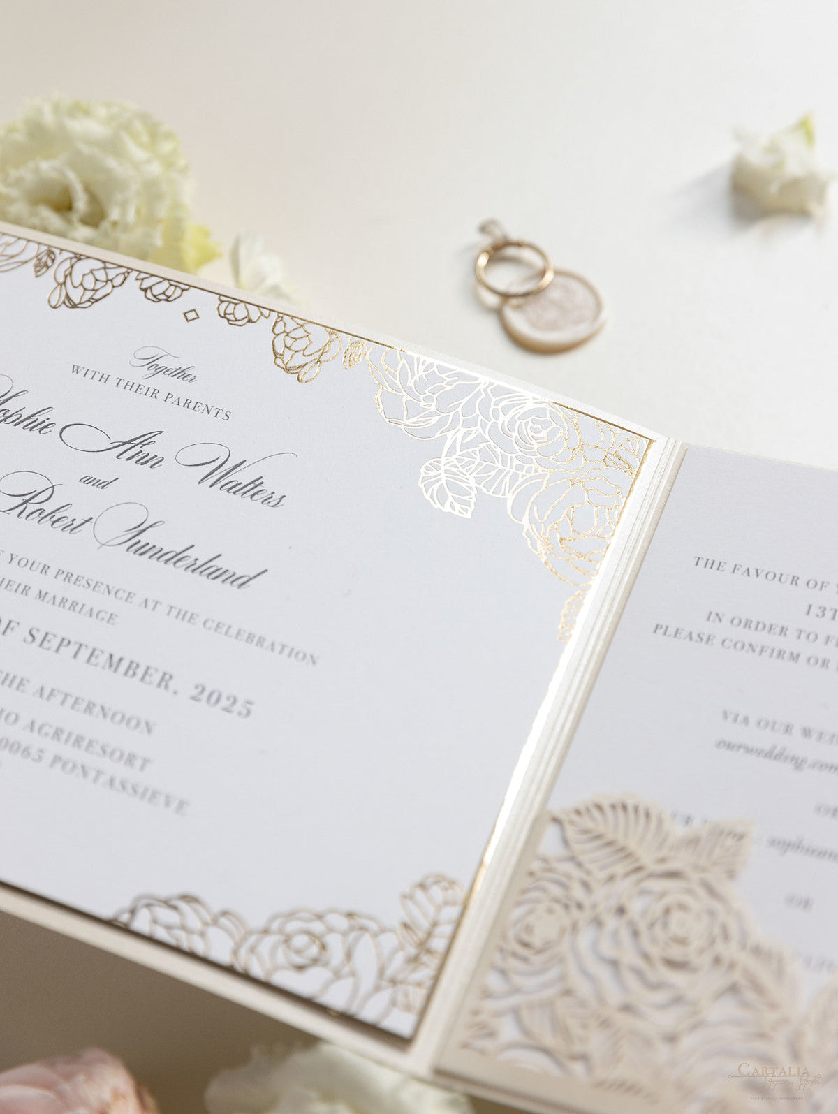 Suite pieghevole per invito in lamina d'oro con rose di lusso per il giorno del matrimonio, RSVP, scheda informativa con tasca tagliata al laser, scritta calligrafica